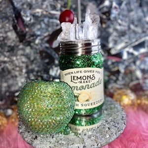 Stainless steel mason jar that can hold hot and cold drinks.